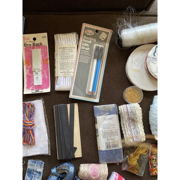 Lot of 36 New/Vtg Sewing Notions, Supplies, Buckles,Buttons Tape, Clasps, Ribbon - Picture 11 of 12
